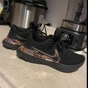 ROSE GOLD & BLACK NIKE RUNNING SHOES